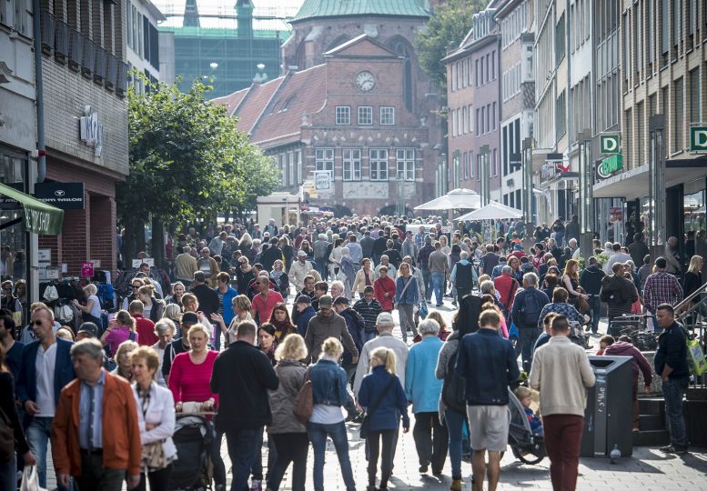 Besuchern laufen am Verkaufsoffener Sonntag am 05.10.2014 durch die Breite Strasse in Lübeck.
