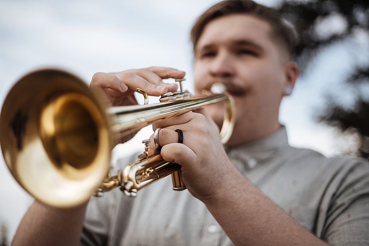 Mann spielt Trompete | Branchenfokus Musikinstrumente 2018/2019