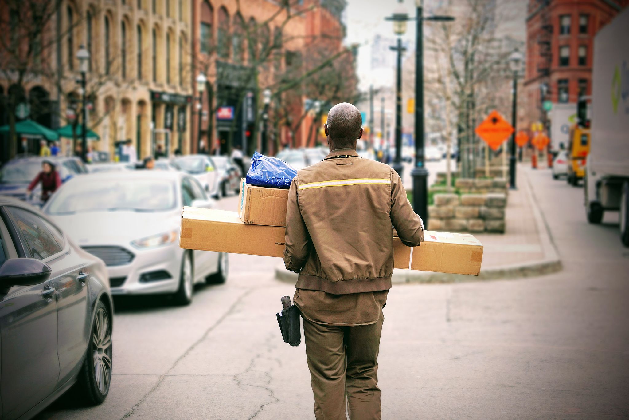 Same Day Delivery: Zusteller liefert Pakete aus