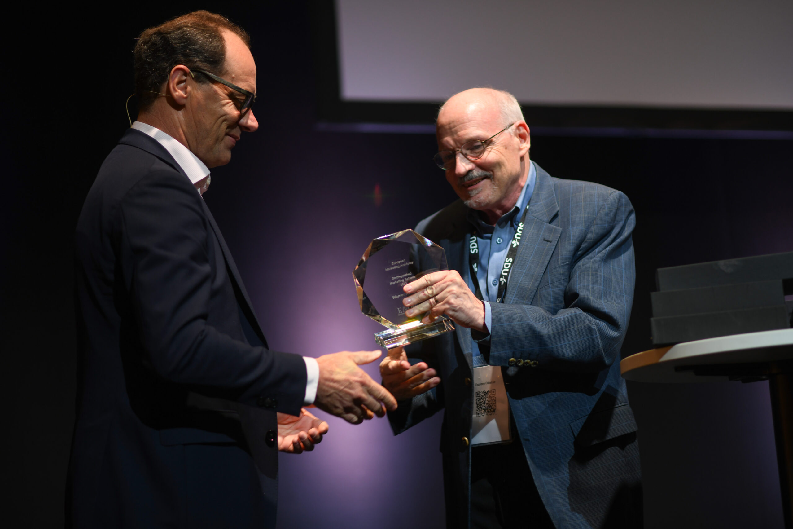 Foto von Werner Reinartz bei Preisverleihung von EMAC Award