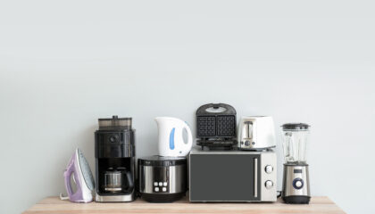 Elektrokleingeräte, die in den meißten Haushalten zu finden sind. Darunter Wasserkocher, Toaster, Mixer und Mikrowelle.