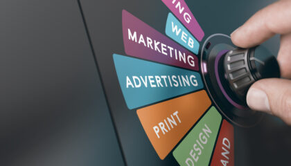 Das Bild zeigt ein Auswahlrad mit Wahlmöglichkeiten von Marketing, Print und anderen Kanälen der Angebotskommunikation.